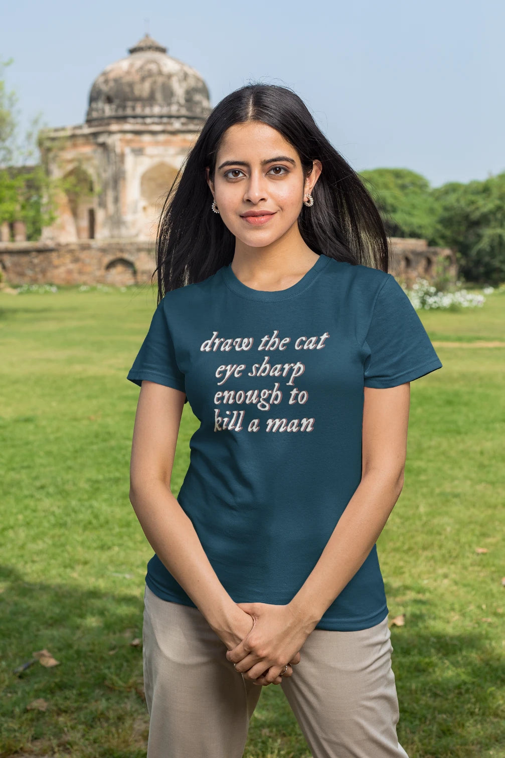 Teken een kattenoog zo scherp dat je er een man mee kunt doden. T-shirt