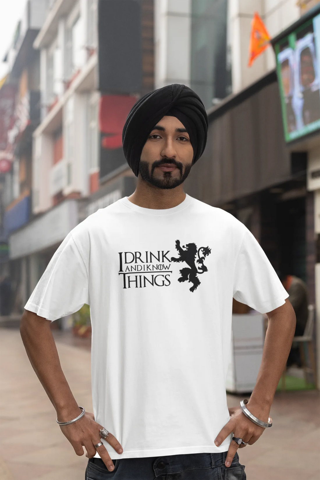 I drink and I know things Oversized T-Shirt