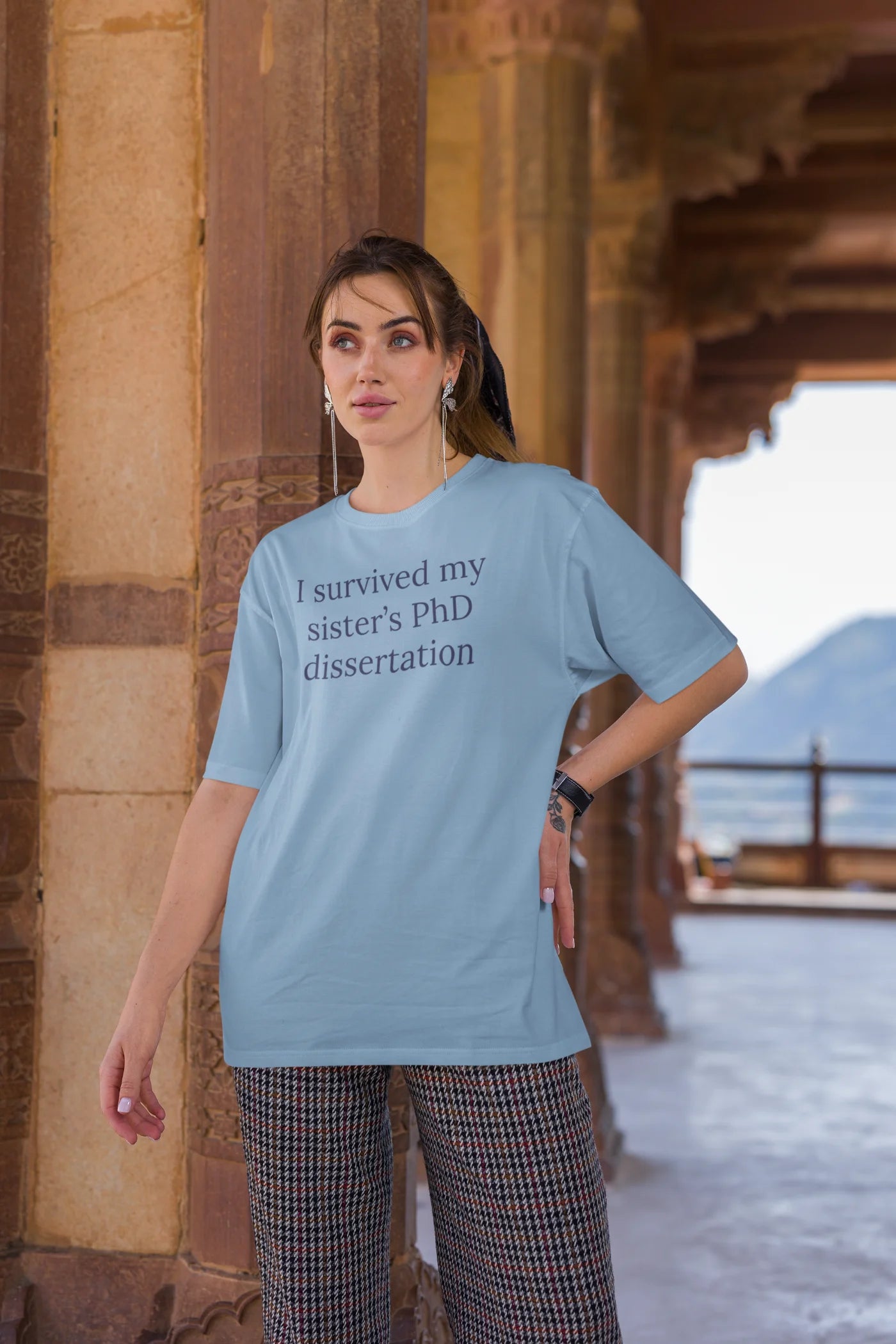 Ik heb het proefschrift van mijn zus overleefd. Te groot T-shirt.