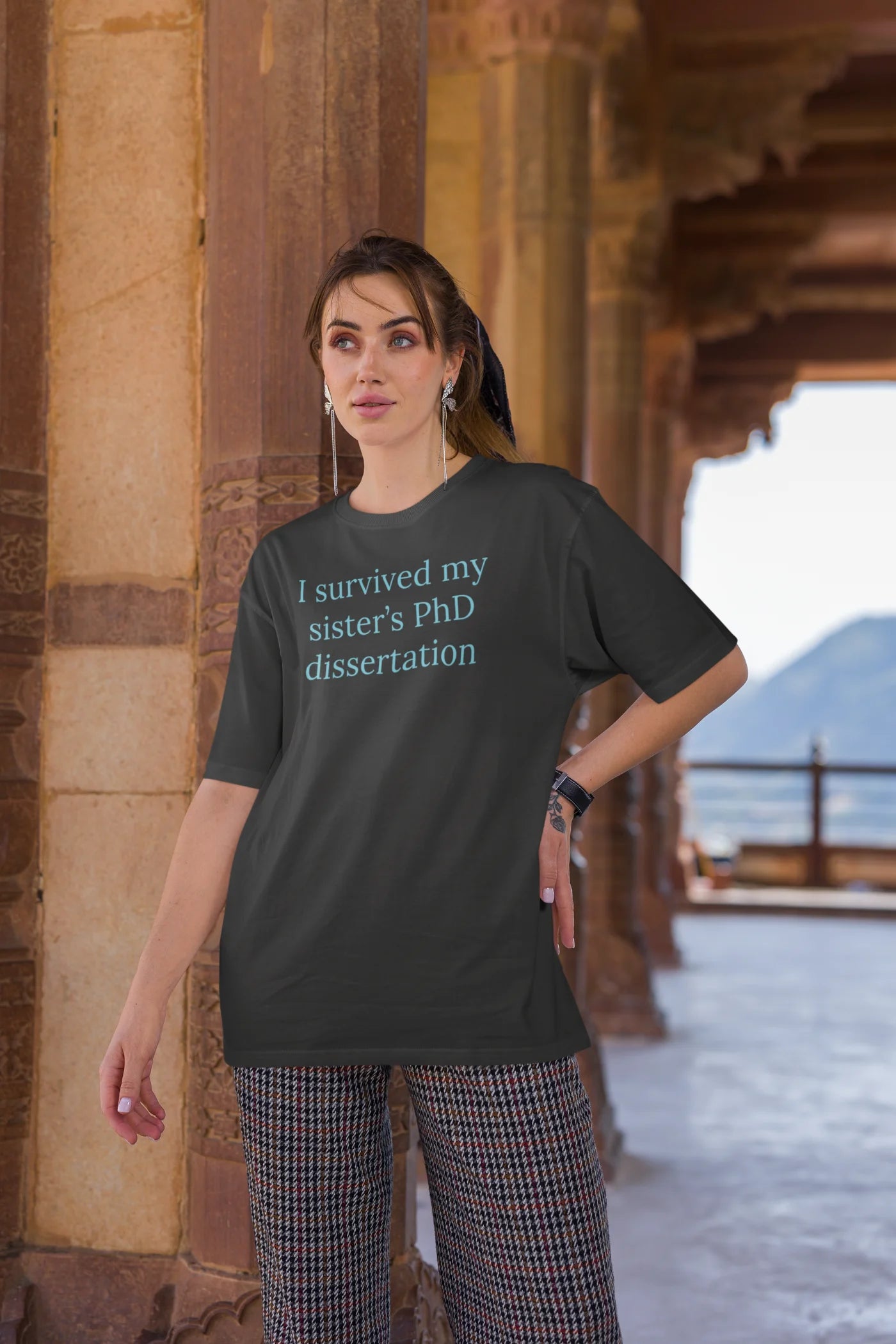Ik heb het proefschrift van mijn zus overleefd. Te groot T-shirt.