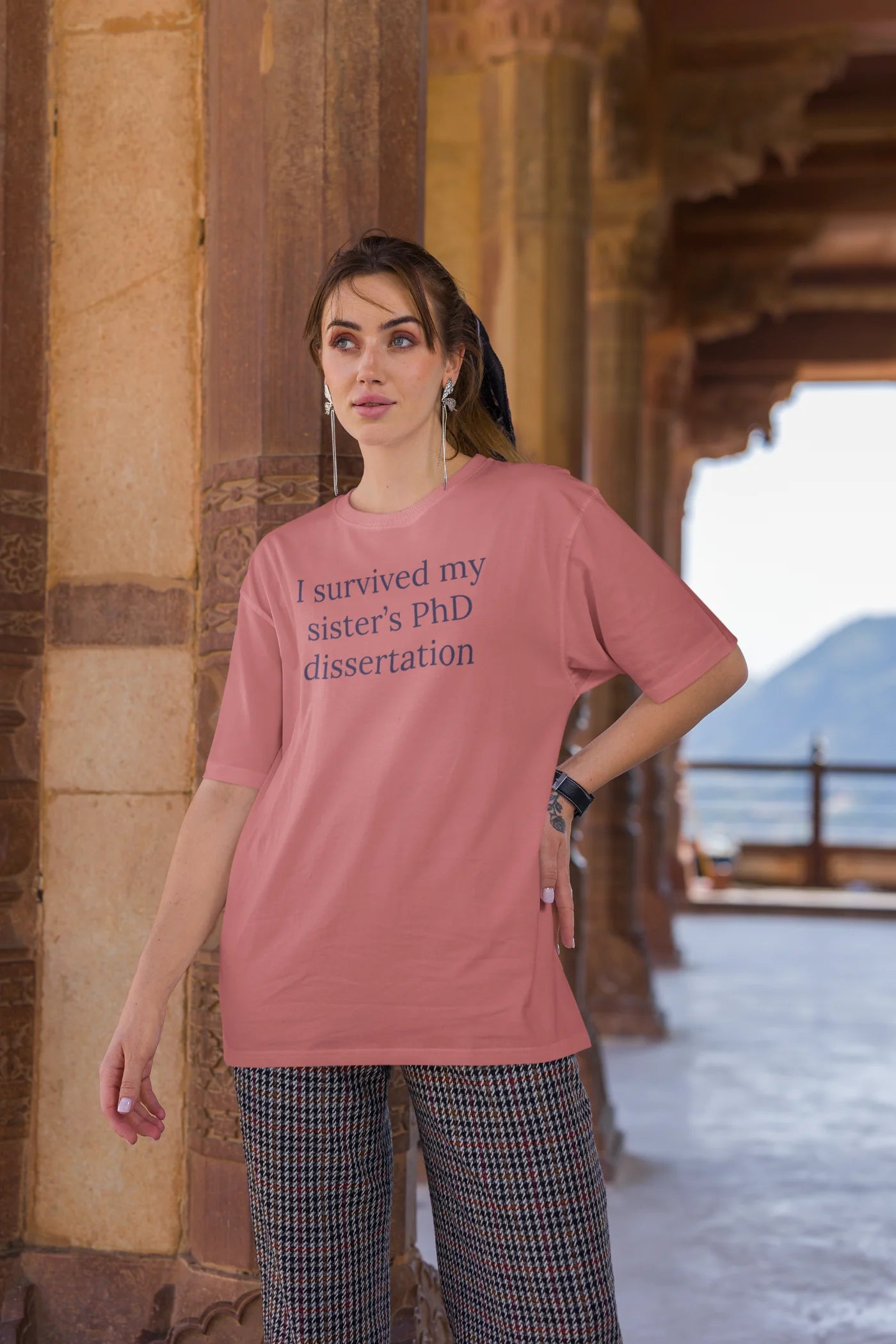 Ik heb het proefschrift van mijn zus overleefd. Te groot T-shirt.