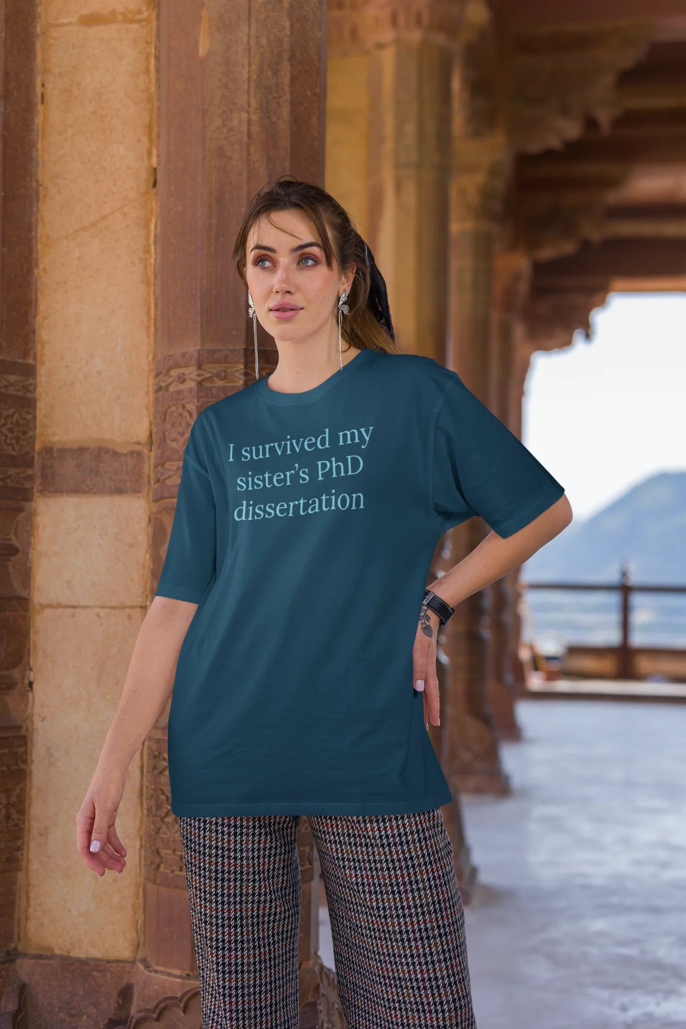 Ik heb het proefschrift van mijn zus overleefd. Te groot T-shirt.