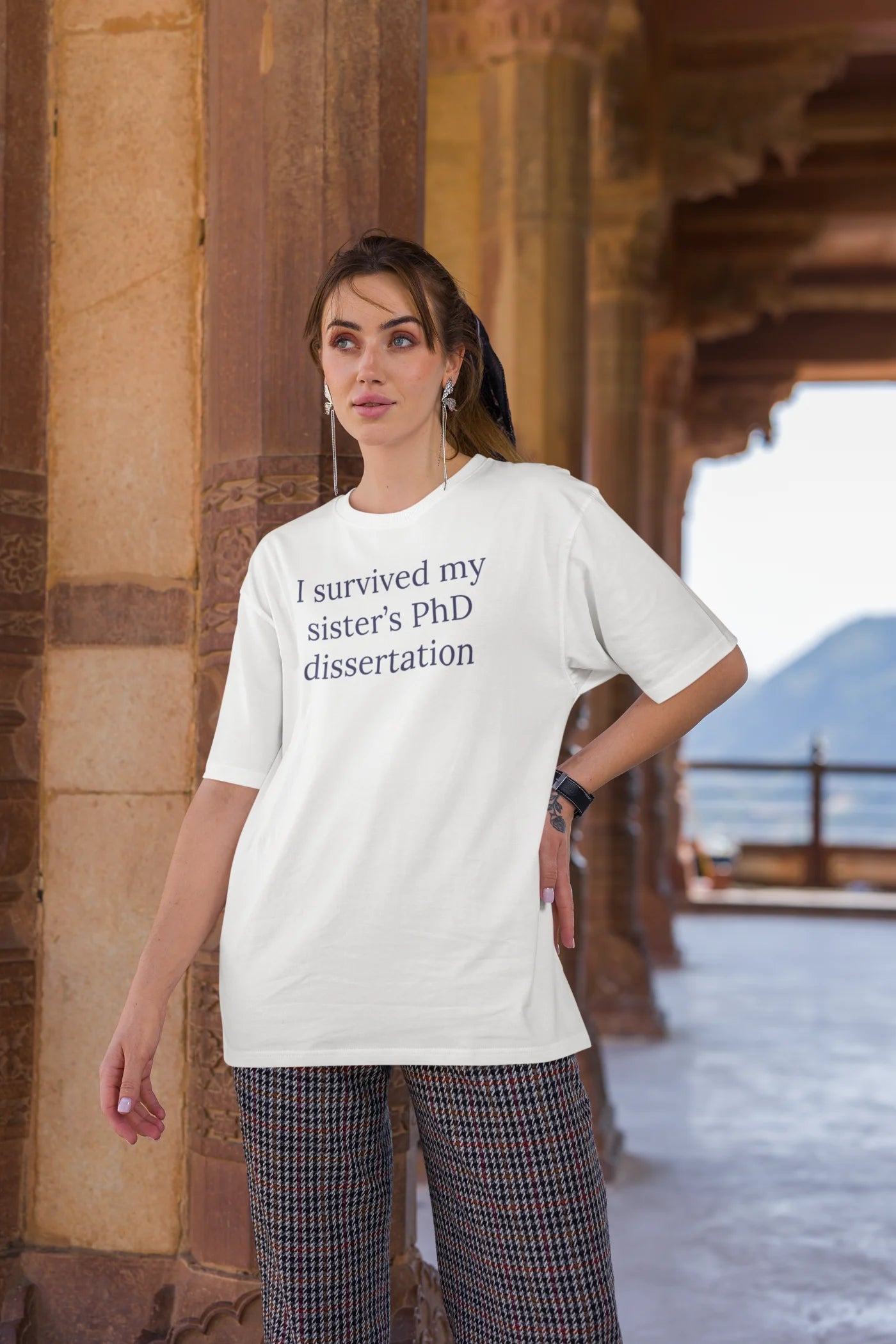 Ik heb het proefschrift van mijn zus overleefd. Te groot T-shirt.