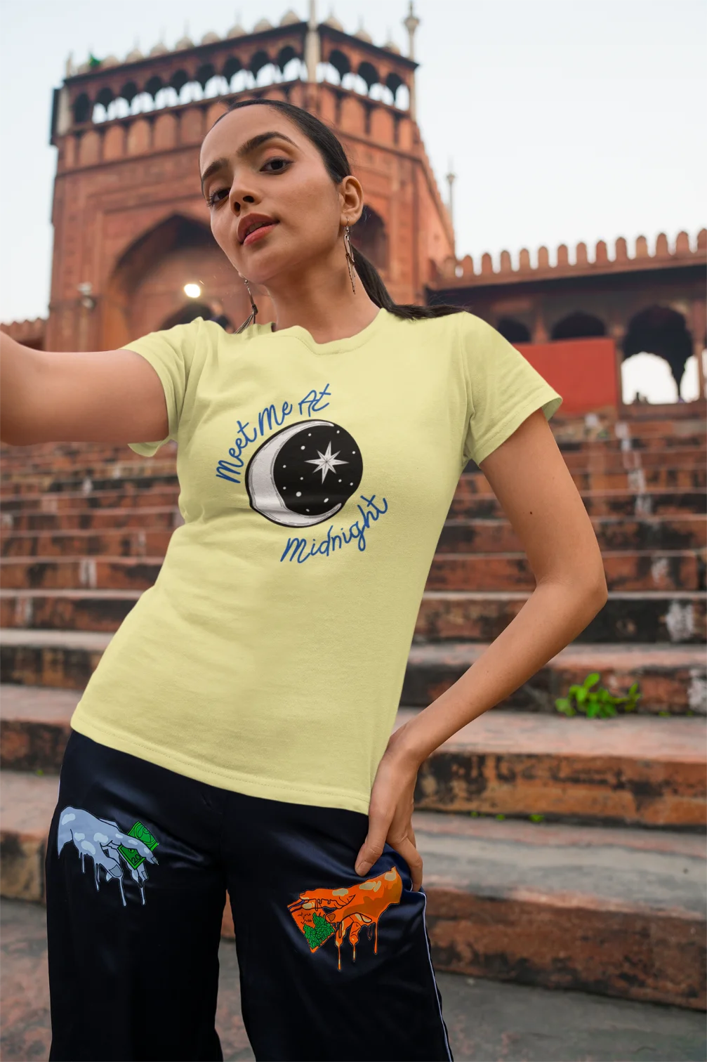 T-shirt met de tekst "Meet me at midnight"