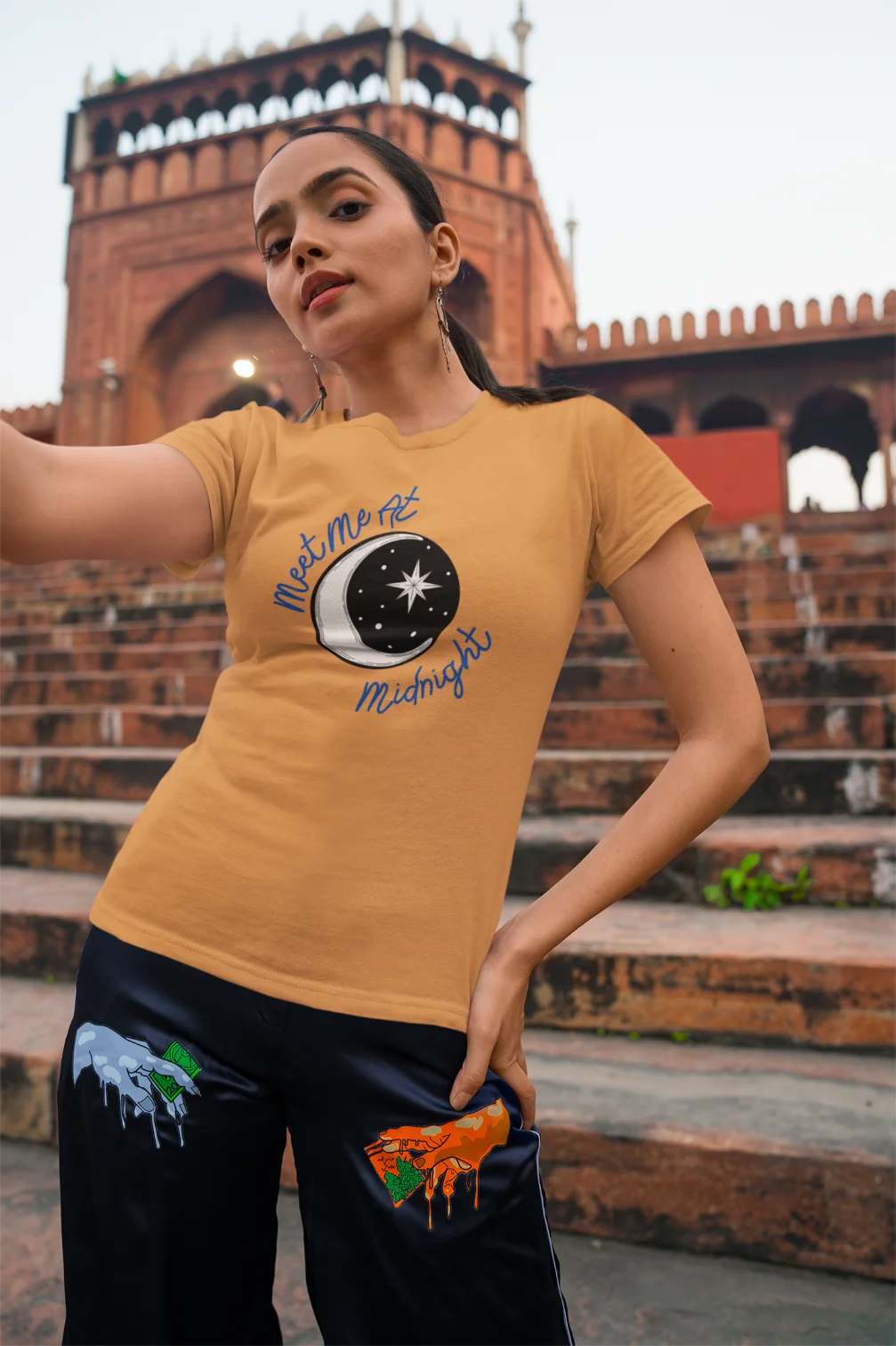 T-shirt met de tekst "Meet me at midnight"