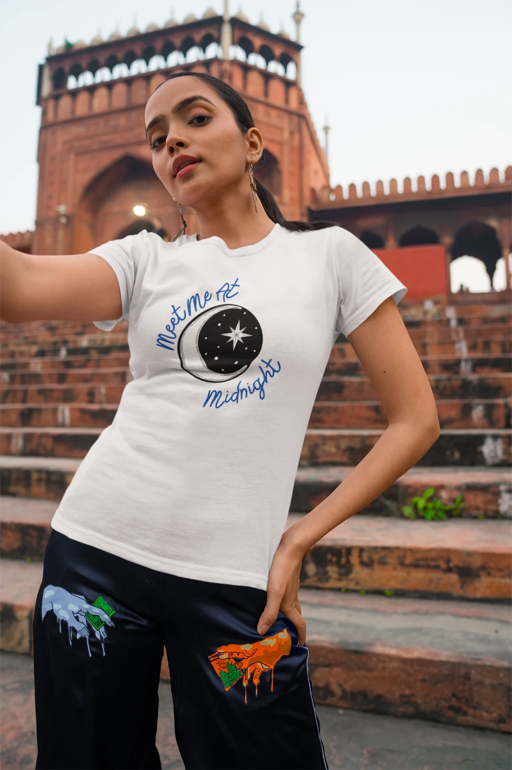 T-shirt met de tekst "Meet me at midnight"