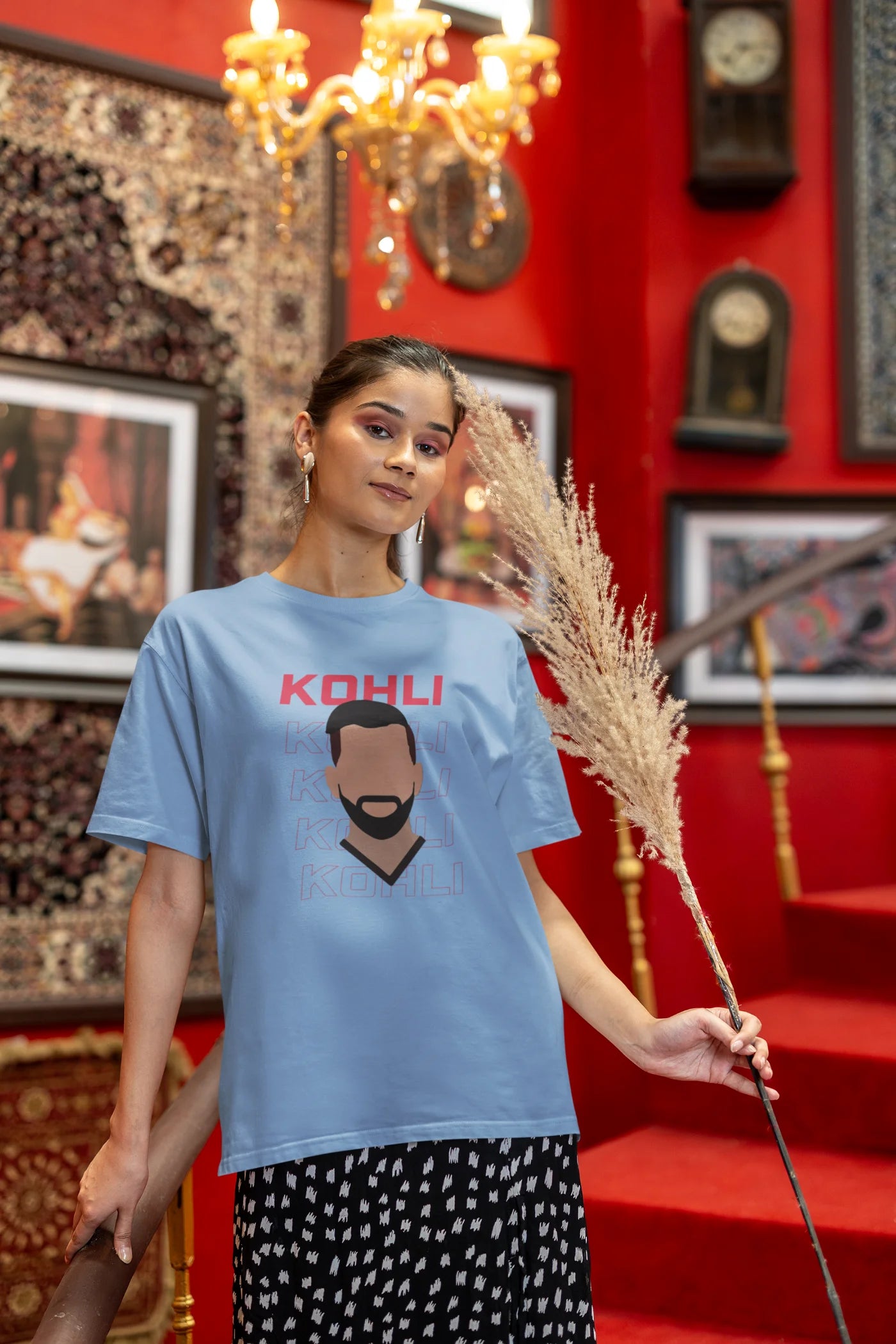 Oversized T-shirt met de omtrek van het gezicht van Virat Kohli