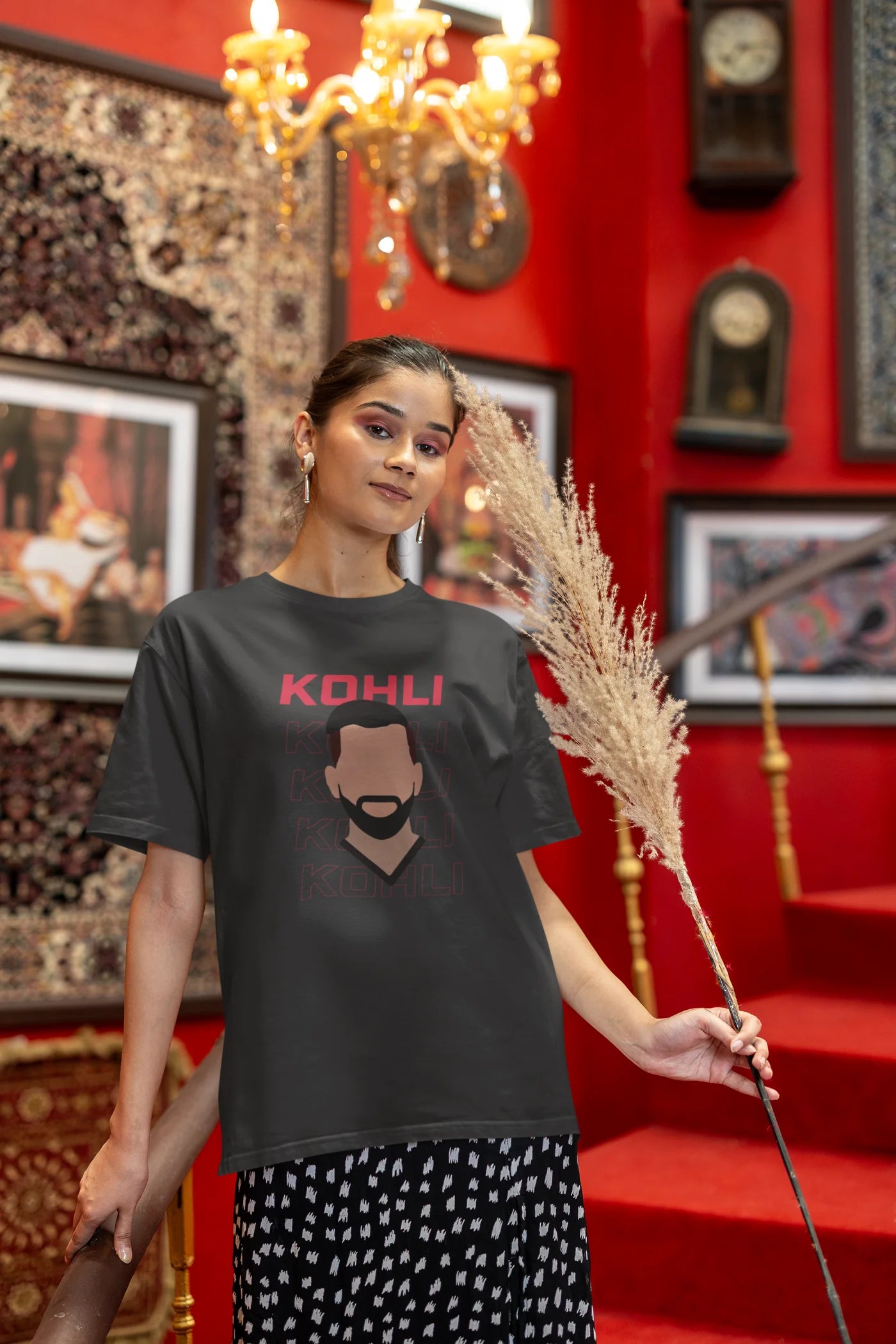 Oversized T-shirt met de omtrek van het gezicht van Virat Kohli