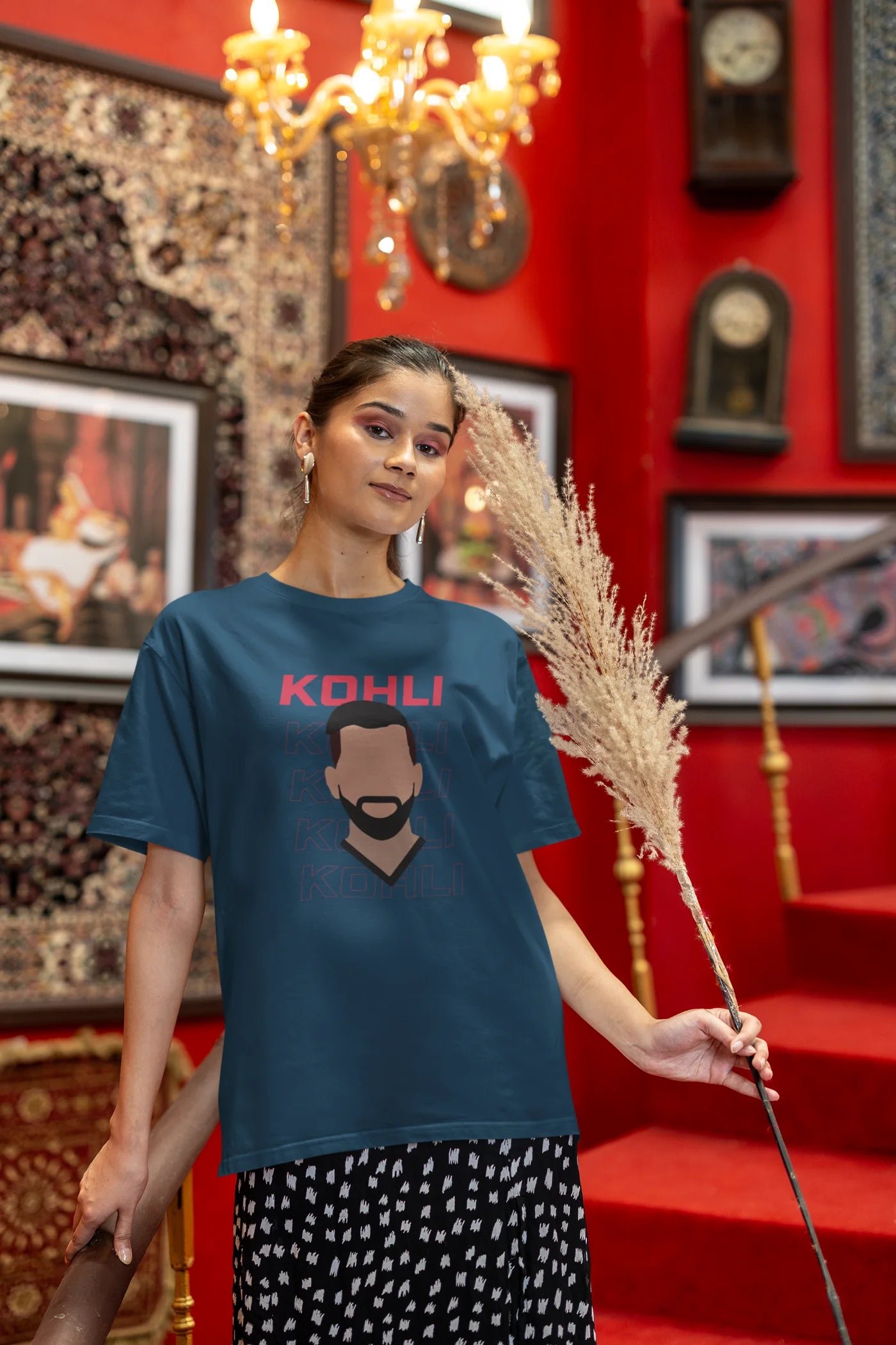 Oversized T-shirt met de omtrek van het gezicht van Virat Kohli
