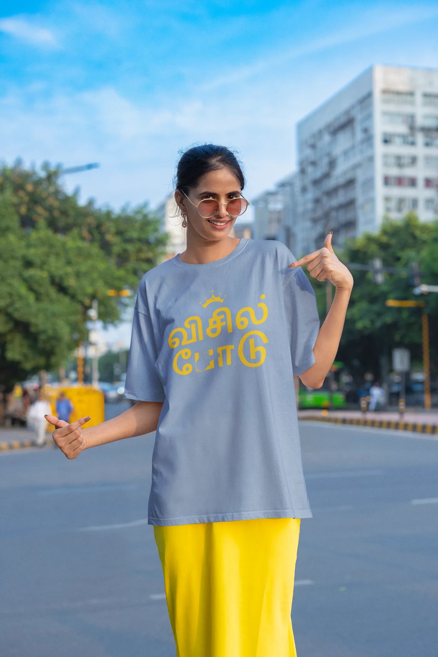 Whistle Podu CSK in een oversized Tamil T-shirt