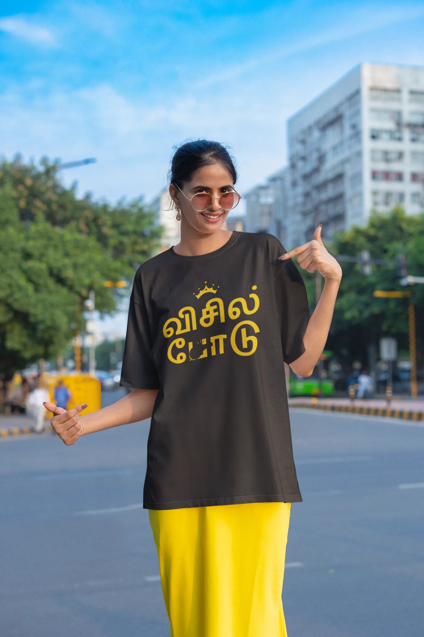 Whistle Podu CSK in een oversized Tamil T-shirt