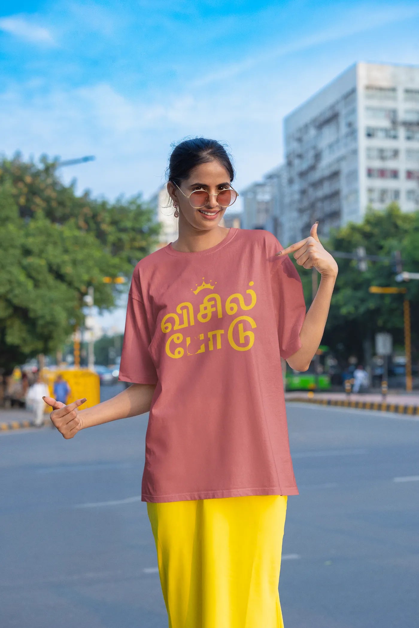 Whistle Podu CSK in een oversized Tamil T-shirt