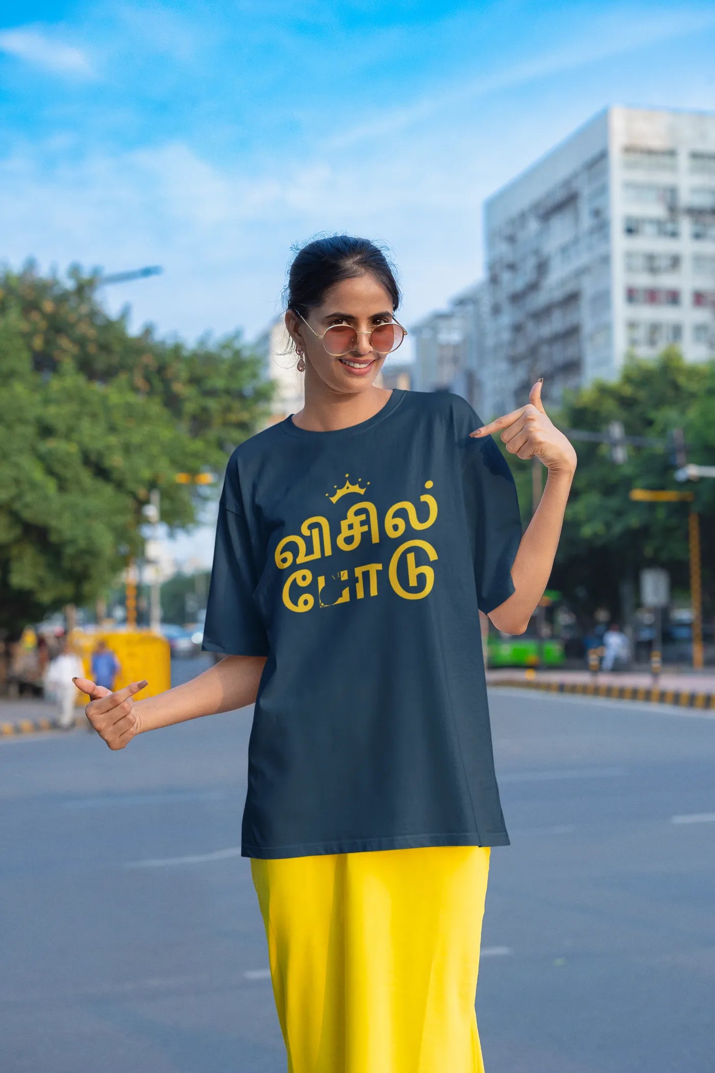 Whistle Podu CSK in een oversized Tamil T-shirt