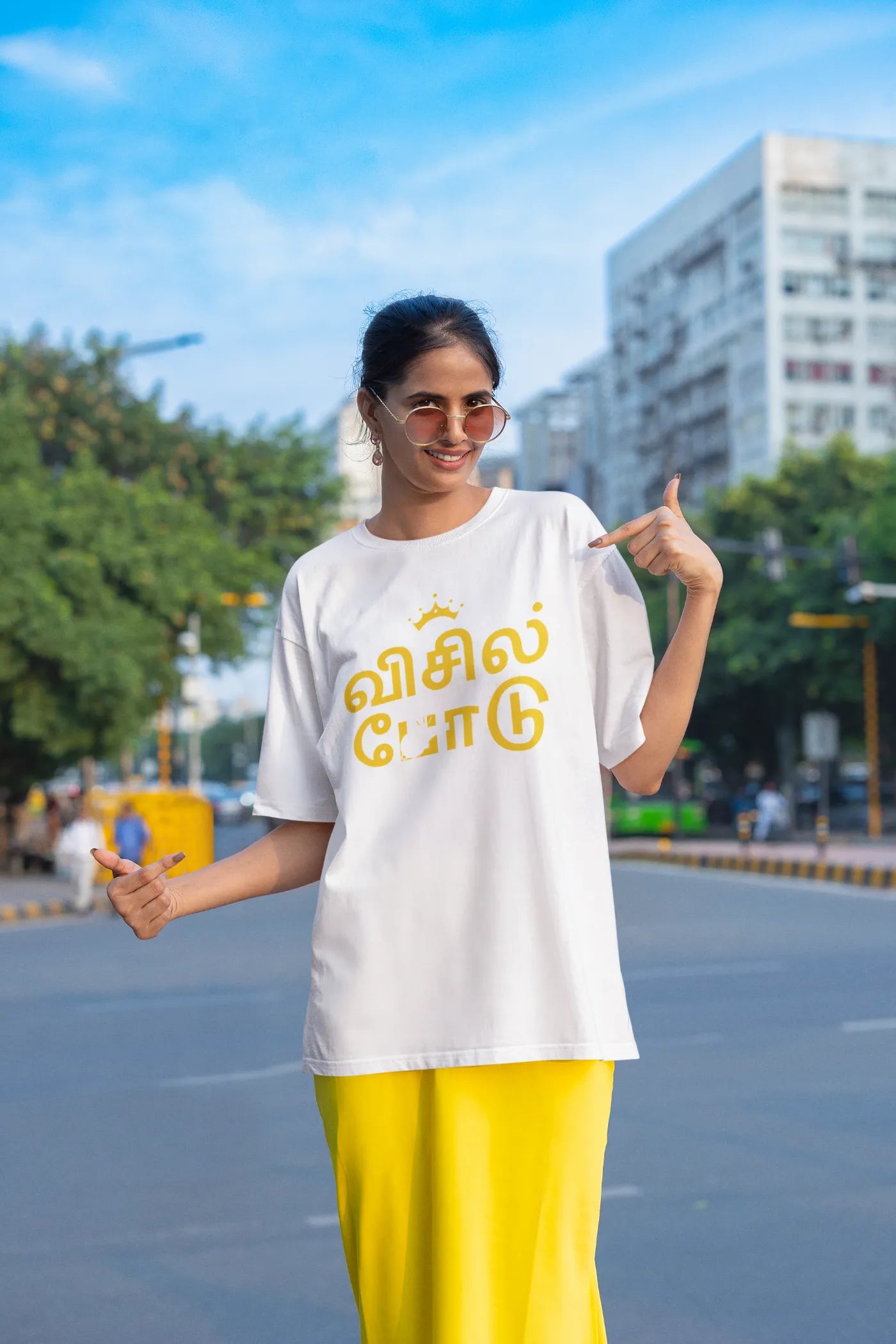 Whistle Podu CSK in een oversized Tamil T-shirt